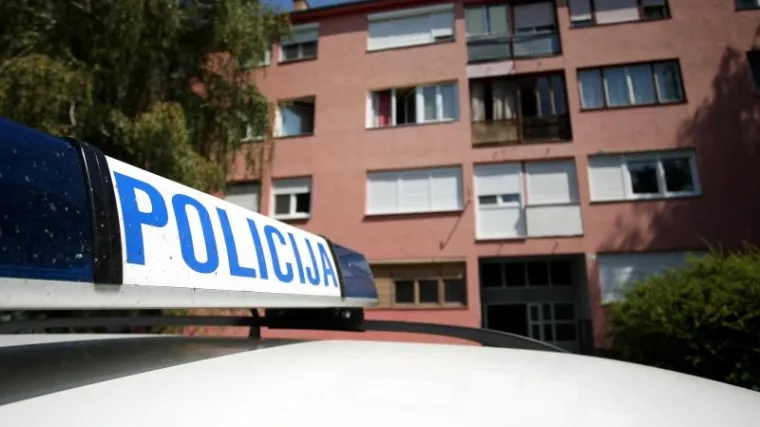 Ukrao parkirani automobil i oteo ženu koja je u njemu čekala supruga