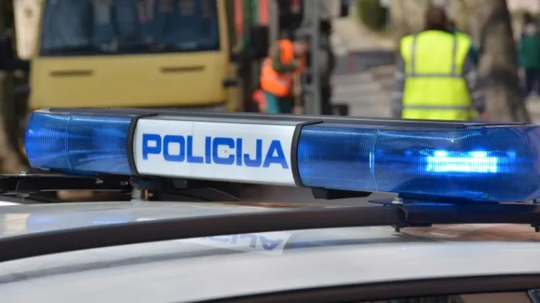 U sudaru poginuo motociklist, a jedna osoba se bacila pod vlak