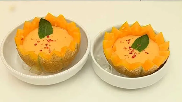 Idealna za osvježiti se: hladna juha od dinje sa svježim kupinama i malinama!