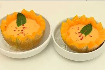 Idealna za osvježiti se: hladna juha od dinje sa svježim kupinama i malinama!