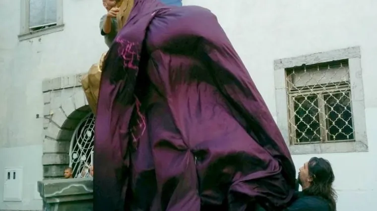 Let 3 daruje Kolindi urnebesni spomenik Angeli Merkel!