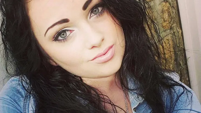 Poku&scaron;ao ju poljubiti dok je vozio, pa skrenuo u rijeku