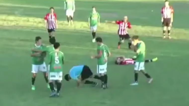 Poludio zbog žutog kartona pa nokautirao suca i poslao ga u bolnicu