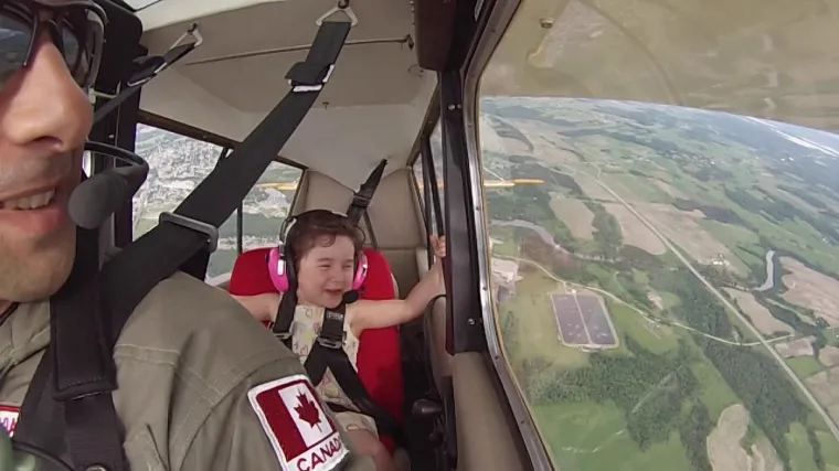 Vidjeti ovu curicu kako sretno leti u zrakoplovu s tatom je istinska radost