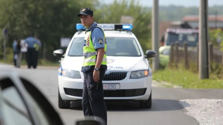 Auto sletio s ceste i zabio se u kuću, petero ozlijeđenih