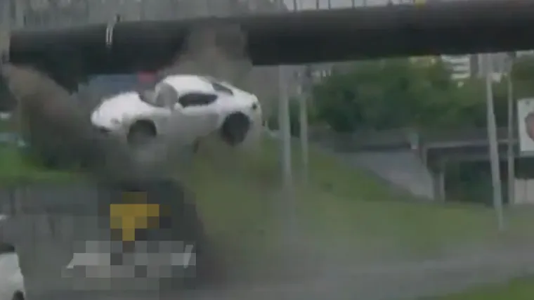 Porsche izgubio kontrolu i odletio u zrak