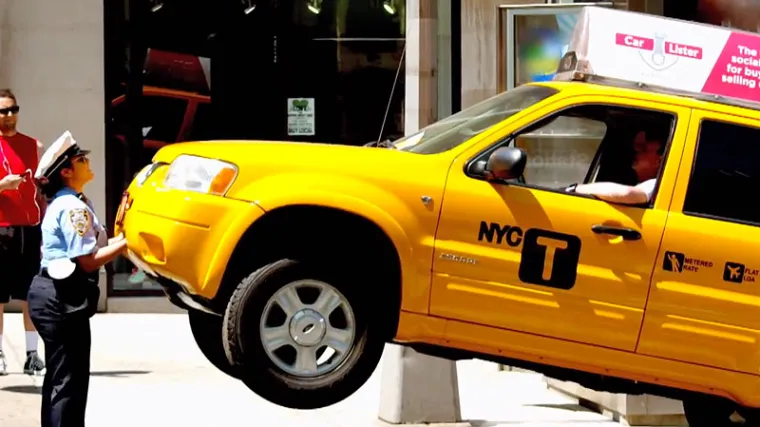 Pogledajte kako ova policajka podiže taksi pred užasnutim Newyorčanima