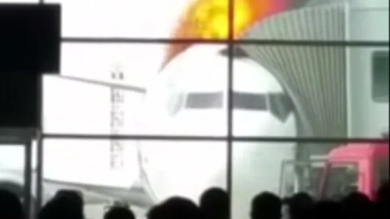 Putnici gledali kako im avion gori pred nosom