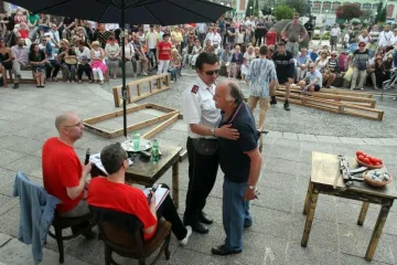 Frljić i Blažević gađani jajima, šamar za pročelnika
