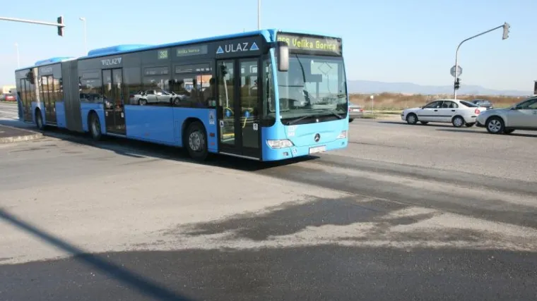 Bezobrazluku nema kraja: vozač ZET-a zaustavio bus da navrati u dućan sanitarija!