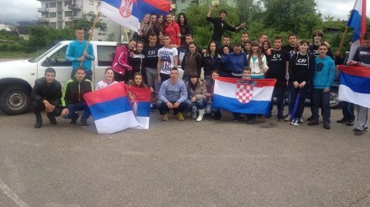 Cijela regija priča o ovoj fotografiji: maturanti pozirali sa zastavama Hrvatske i Srbije