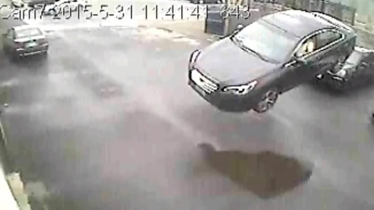 Auto leti kroz zrak i zabija se u zid (snimka s nadzorne kamere)
