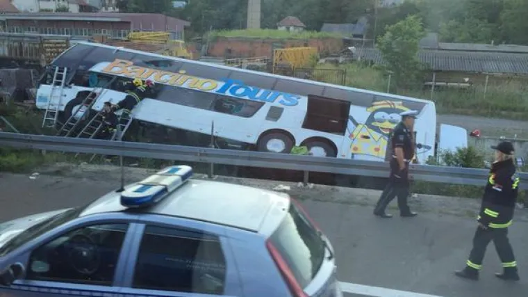 Bus se zabio u ogradu, poginula žena, deseci ozlijeđenih