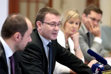 Već 70 državnih službenika dobilo otkaze zbog dosjea