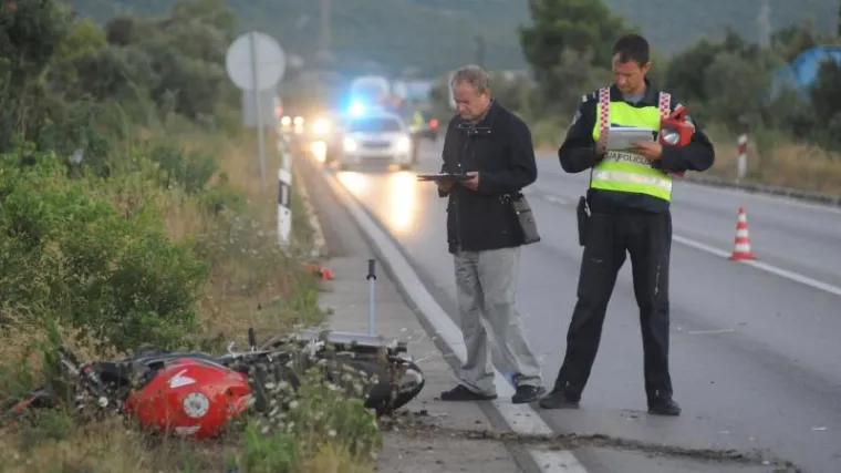 U sudaru motora i auta na Jadranskoj magistrali poginuo motorist