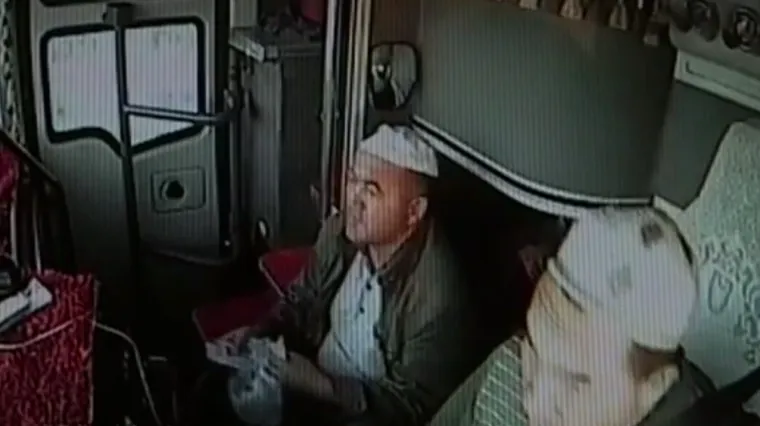 Vozač autobusa umro za volanom, suvozač spasio putnike