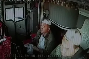 Vozač autobusa umro za volanom, suvozač spasio putnike