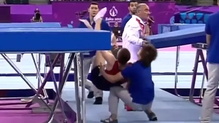 Junak dana u Bakuu: volonter ulovio gimnastičara dok je padao s trampolina