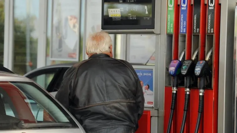 Benzin ponovno poskupio, autoplin pao peti tjedan zaredom