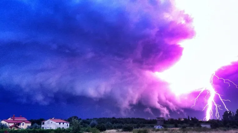 Obilna ki&scaron;a, grmljavina i vjetar prouzrokovali kaos u Dalmaciji i Istri