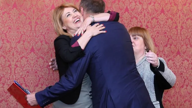 Čestitke u Vladi: Jakovina dobio kćer, kolege ga izljubile i izgrlile