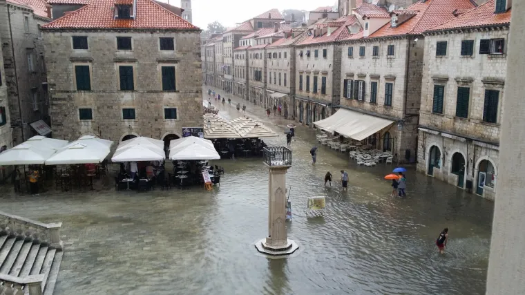 Ljetni pljusak poplavio Dubrovnik, nevrijeme pogodilo i Makarsku