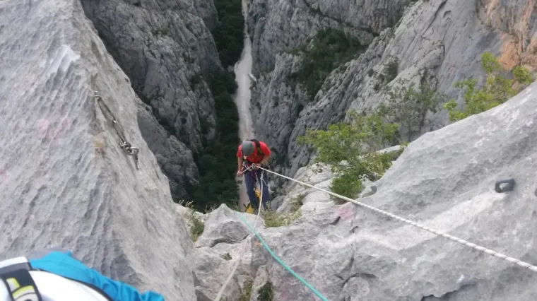 U Paklenici GSS-ovci u akciji spašavanja spasili penjačice u Debelom Kuku