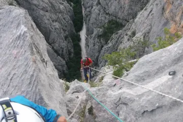 U Paklenici GSS-ovci u akciji spašavanja spasili penjačice u Debelom Kuku