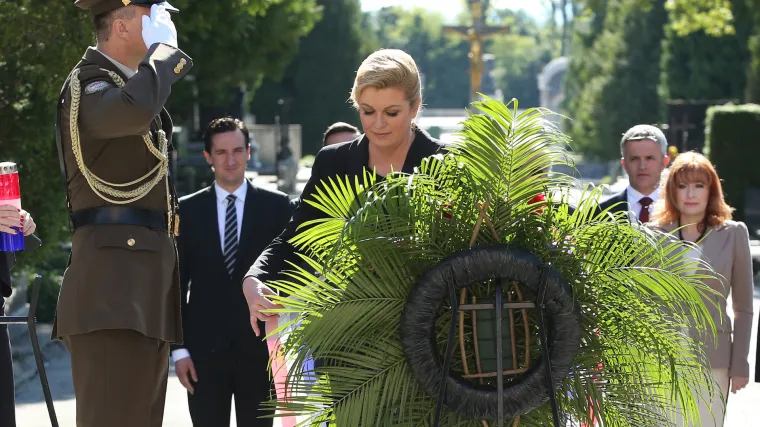 Predsjednica položila vijenac pa poručila: 'Razvijmo trobojnice i budimo ponosni'