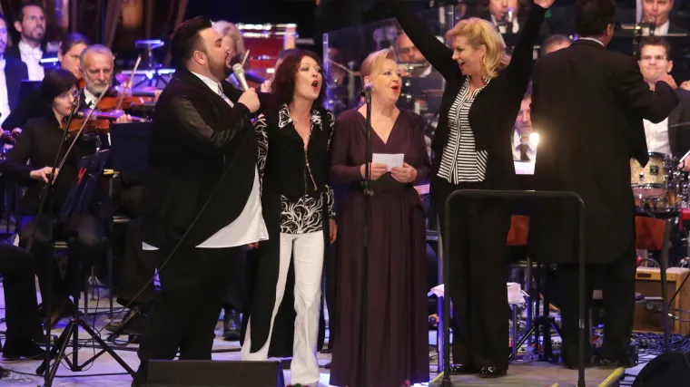 Opu&scaron;tena predsjednica: Grabar-Kitarović iza&scaron;la na pozornicu i zapjevala s estradnim zvijezdama!