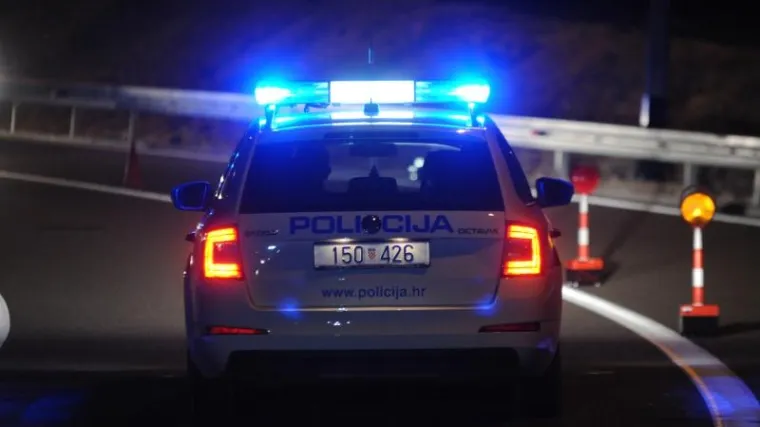 Automobilom sletio s ceste i udario u betonski zid, dvije osobe te&scaron;ko ozlijeđene