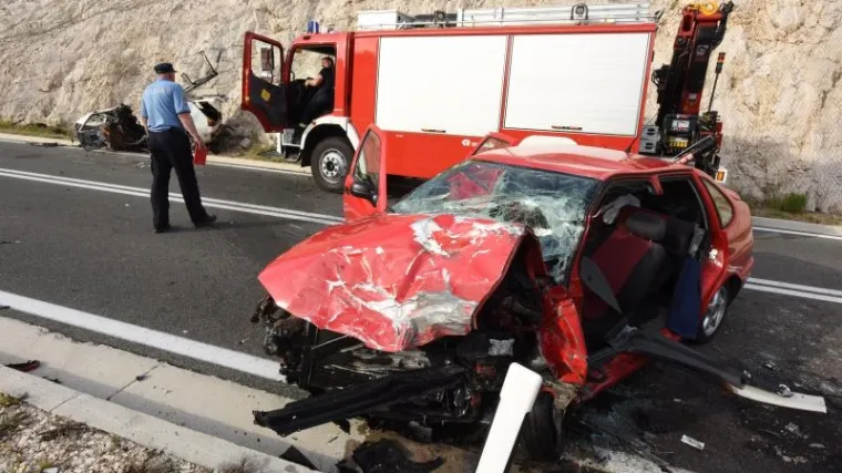 Stravičan sudar tri automobila kod &Scaron;ibenika: jedna osoba poginula, tri ozlijeđene