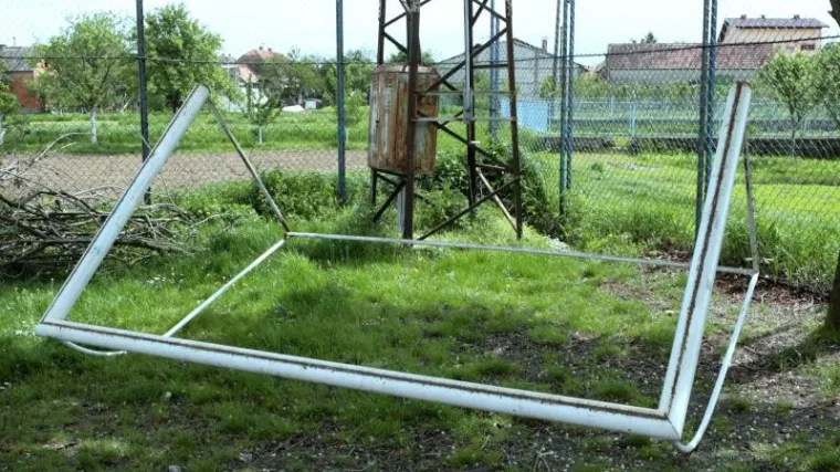 Metalna prečka gola dječaku razbila glavu