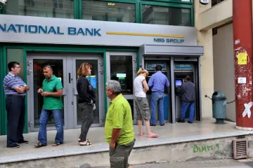 Cipras raspisuje referendum, Grci u redovima pred bankomatima