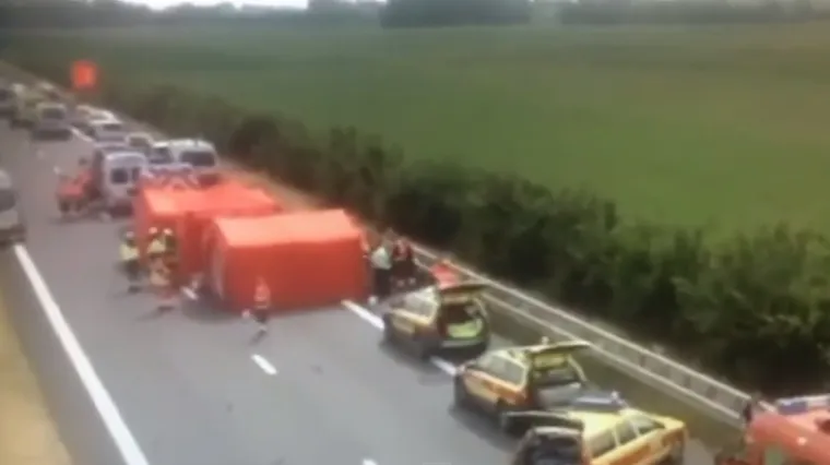 Autobus pun djece prevrnuo se na autocesti u Belgiji, vozač poginuo