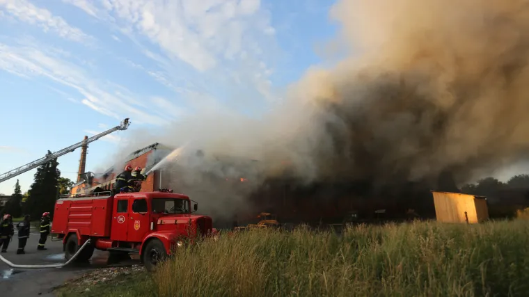 Požar u Đurđenovcu: vatrogasci samo nemoćno promatrali kako vatra guta tvornicu!
