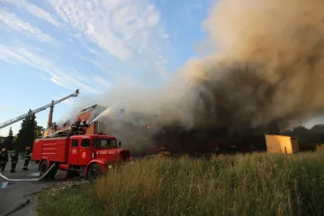 Požar u Đurđenovcu: vatrogasci samo nemoćno promatrali kako vatra guta tvornicu!