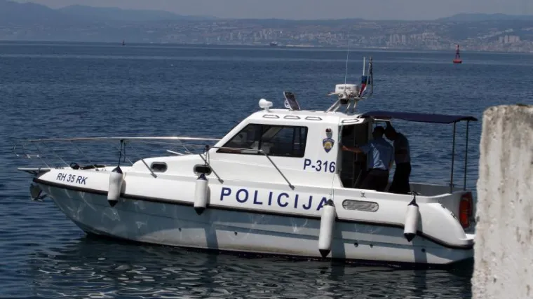 Zabava po&scaron;la po zlu: gliserom naletio na turiste koji su plovili na gumenoj banani