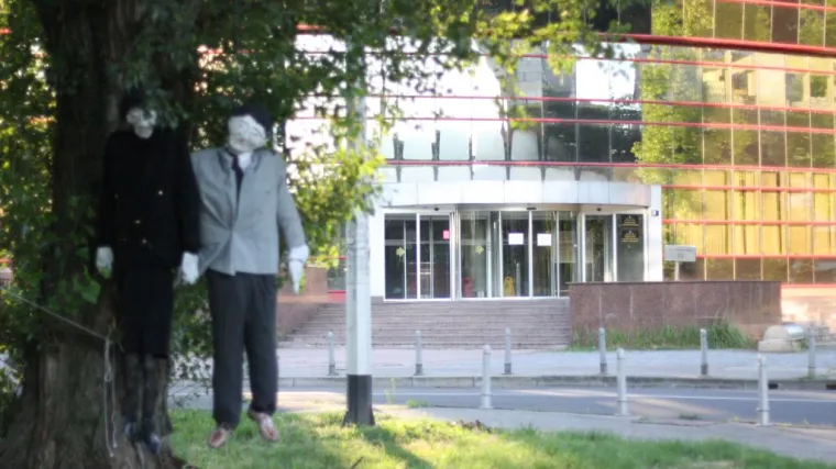 Ispred Porezne uprave osvanule obješene lutke i natpis "Avenija mrtvih poduzetnika"