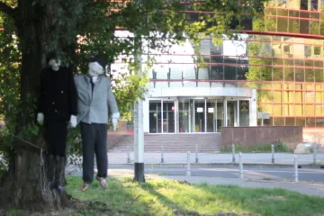 Ispred Porezne uprave osvanule obješene lutke i natpis "Avenija mrtvih poduzetnika"
