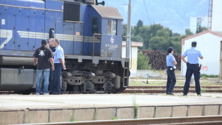 U naletu manevarske lokomotive kod Splita smrtno stradala jedna osoba