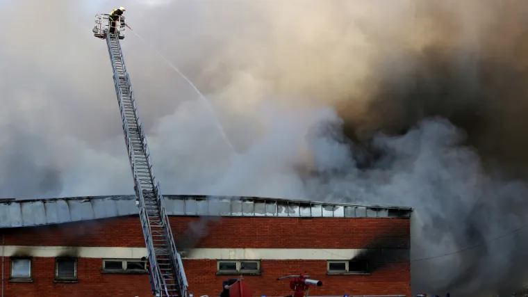 Uga&scaron;en požar u Đurđenovcu: tvornica namje&scaron;taja izgorjela u potpunosti!