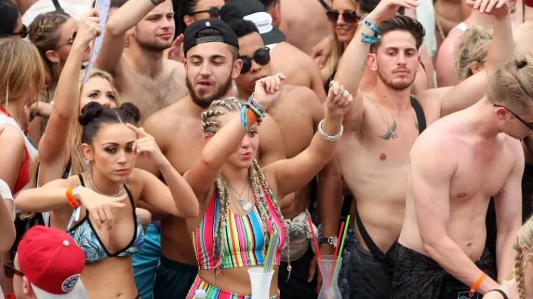 Zbog posjedovanja droge privedeno 36 turista, Britanac pao s balkona i poginuo