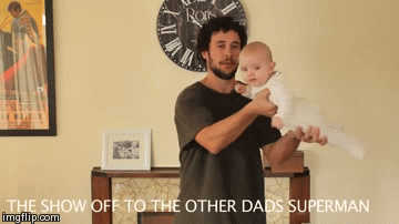 Pokazao kako se drži beba i nasmijao ba&scaron; sve