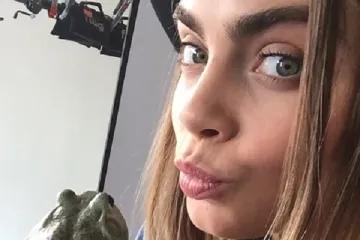 Opuštena Cara Delevingne uživala na festivalu