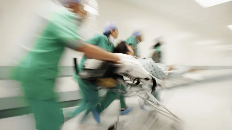 Ispred mjesne zajednice prijatelja polio benzinom i zapalio