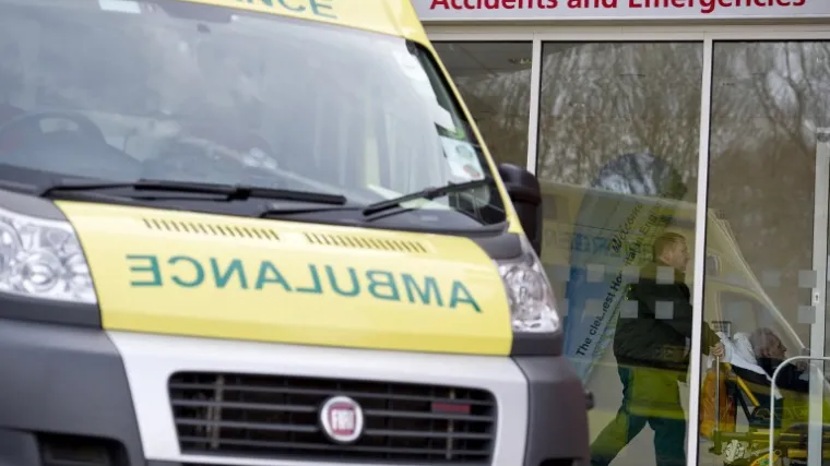 Zgnječio ju tijelom nakon &scaron;to je pretrpio srčani udar