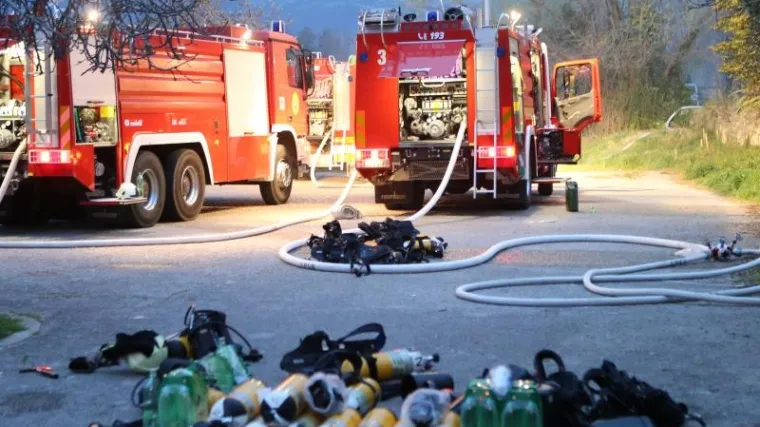 Čula se eksplozija, tri kućice izgorjele