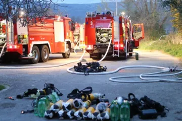 Čula se eksplozija, tri kućice izgorjele