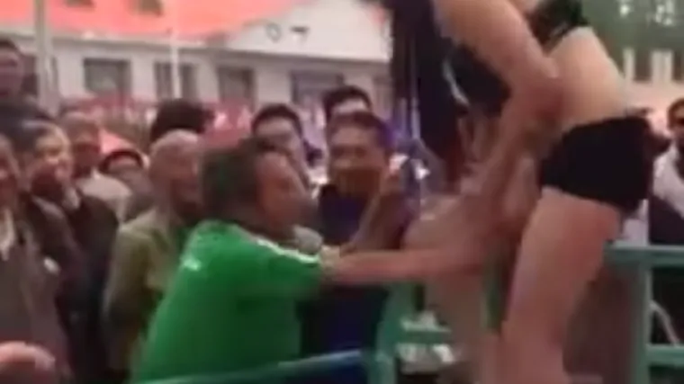 Starkelja poku&scaron;ao silovati ženu, rulja samo gledala